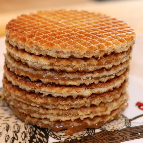 Stroopwafels Dutch Butter Cake, Dutch Cookies, Waffle Cookies, Butter Cake Recipe, Dutch Recipes, Almond Flavor, Butter Cake, Cookies Et Biscuits, Cookie Recipes