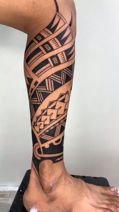 Polenisian Tattoo Ideas, Polenisian Tattoo, Maori Tattoo Leg, Leg Tattoo Design, Tato Irezumi, Side Leg Tattoo, Leg Tattoo Designs, Leg Band Tattoos, Tato Maori