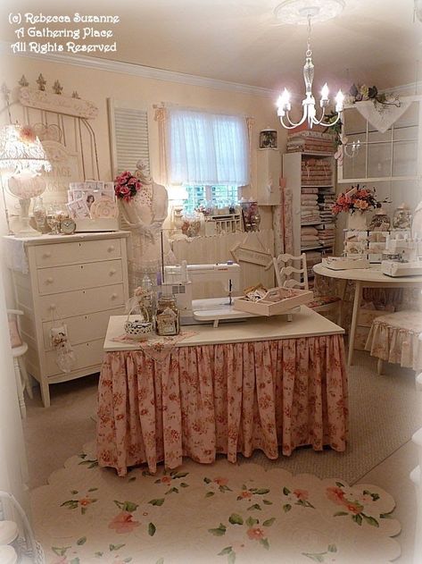 Projek Menjahit, Pink Saturday, Sewing Spaces, Dream Craft Room, Sewing Room Organization, Shabby Chic Dresser, Casa Vintage, Quilting Room, Craft Room Decor