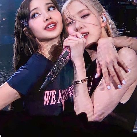 chaelisa Rosé Aesthetic, Pink Tour, Lisa Rosé, Better Half, Jennie Lisa, Blackpink Photos, Black Pink Kpop, Blackpink Fashion, Blackpink Rose