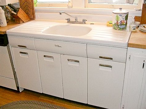 I once used a Drainboard Sink like this at a vacation rental and fell in love. Farmhouse Sink With Drainboard, Kitchen Sink Drainboard, Porcelain Kitchen Sink, Kitchen Sink Remodel, Vintage Kitchen Sink, Best Kitchen Sinks, Drainboard Sink, Old Sink, Real Hardwood Floors