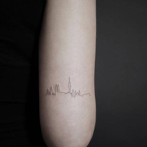 Tattoo Simplistic, Nyc Skyline Tattoo, Tattoo On The Back, Canada Tattoo, Skyline Tattoo, Simple Tats, Vegas Tattoo, Nyc Tattoo, Light Tattoo