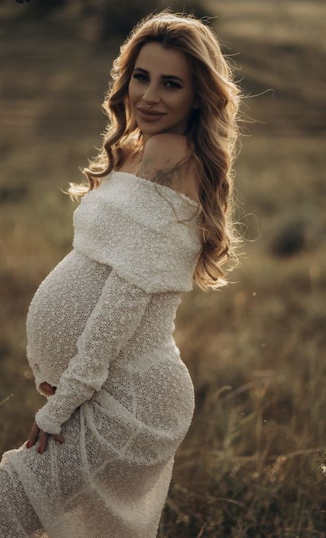 Cold Maternity Photoshoot, Winter Maternity Pictures With Toddler, Maternity Photography Just Mom, Maternity Shoot Winter, Maternity Winter Photography, Winter Maternity Photos Outdoor, Fotoshooting Ideas, Early Pregnancy Outfits, Winter Maternity Photoshoot