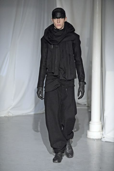 boris-bidjan-saberi-m-aw-2010_006 Techno Clothes, Detective Outfit, Artisanal Fashion, Avant Guard, Streetwear Inspiration, Luxury Menswear, Fashion Girly, Artisan Fashion, Black Texture