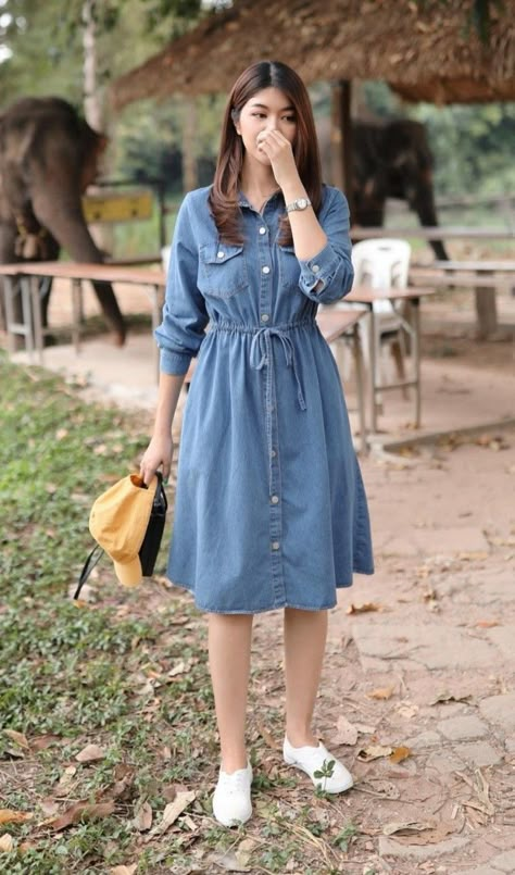 Jeans Frock For Women, Denim Frocks For Women, Jeans Frock, Modest Clothing Women, Simple Frock Design, Simple Frocks, Celebrity Casual Outfits, Chic Dress Classy, Beautiful Casual Dresses