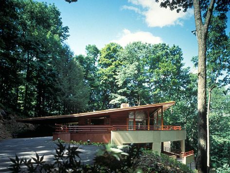 Usonian Style, Slanted Roof, Usonian House, Mid Century Modern Exterior, House Addition, Countryside House, Organic Architecture, Top Floor, Home Additions