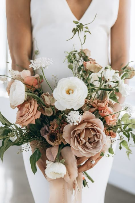 Minimalist Wedding Bouquet Fall, Elegant Flower Bouquet Wedding, Elegant Fall Wedding Bouquets, Neutral Spring Bridal Bouquet, Loose Organic Wedding Bouquet, Modern Fall Wedding Flowers, Wedding Flowers Toffee Roses, Taupe Blush Wedding, Romantic Vintage Wedding Flowers