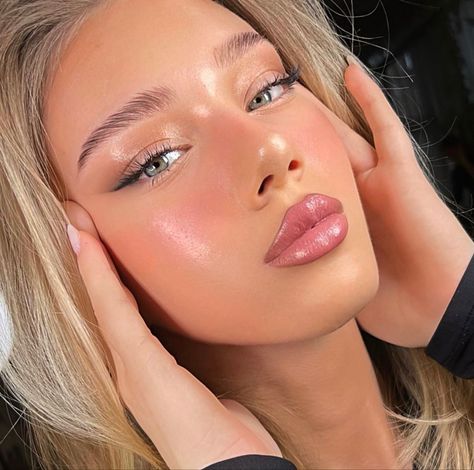 @mimozanishori makeup artist Low Contrast Makeup Looks, Make Up Round Face, 2025 Makeup Trends, Makeup Looks Blush, Makeup Vision Board, Make Up Highlight, Blush Makeup Looks, Makeup Artist Outfit, Clean Eye Makeup