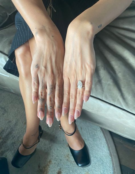 Nails By Zola, Zola Nails, Celebrity Nails Trends, Swirl Nail Art, Hailey Rhode, Manicure Designs, Celebrity Nails, Nail Art Trends, Manicures Designs