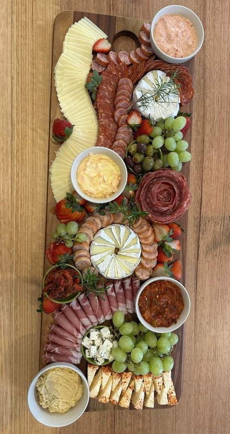 Sharqutary Board Ideas, Gothic Charcuterie Board, Charcuterie Board Aesthetic, Unique Charcuterie Board Ideas, Unique Charcuterie Board, Unique Charcuterie, Charcuterie Board Meats, Charcuterie Appetizers, Amazing Food Platters