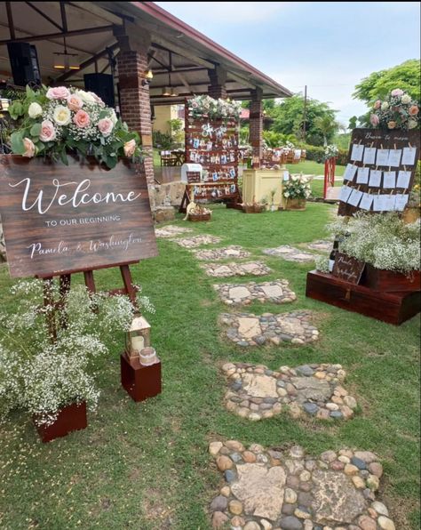 Beautiful rustic signs displayed at wedding entrance Outdoor Wedding Entrance Decor, Backyard Wedding Entrance, Rustic Wedding Entrance, Barn Door Wedding, Outdoor Wedding Entrance, Rustic Signage, Wedding Ceiling Decorations, Shed Wedding, Wedding Decorations Ideas