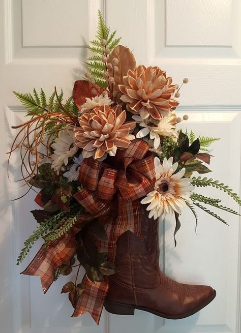 Western Centerpieces, Minimalist Autumn, Western Wreaths, Cowboys Wreath, Western Crafts, Cowboy Decorations, Door Wreaths Diy, Country Wreaths, Cowboy Christmas