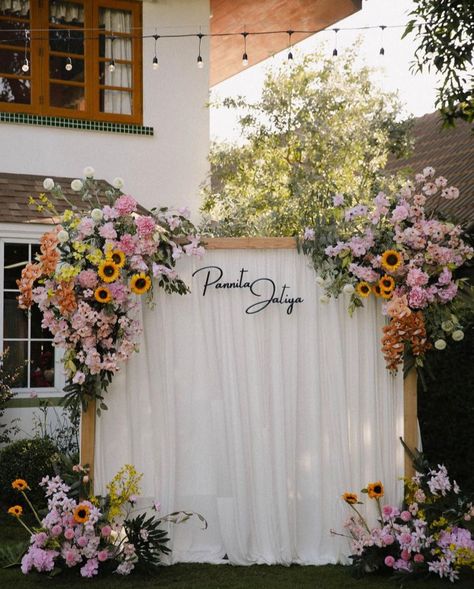 Intimate Wedding Decor Indoor, Diy Wedding Backdrop Reception, Wedding Photobooth Ideas Backdrops, Haldi Photobooth, Rustic Backdrop Wedding, Photobooth Backdrop Ideas, Wedding Sweet Cart, Dekor Lamaran, Floral Backdrop Wedding