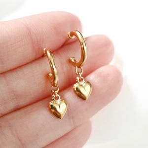 Charm Hoop Earrings, Pretty Gold Earrings, Gold Heart Dangle Earrings, Cute Silver Jewelry, Cute Gold Earrings, 2022 Earrings, Hold Earrings, Gold Earing, Cute Hoop Earrings