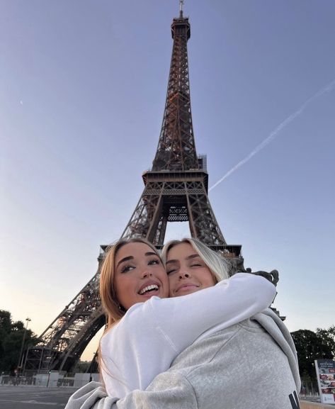 Paris Tiktok, Paris Girls Trip, Eiffel Tower Pictures, Friends In Paris, Paris Photo Ideas, Paris Travel Photography, Photo Paris, Travel Pose, Europa Park