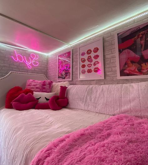 27+ Pink Dorm Room Ideas That Totally Vibe in 2023 | Houszed Dorm Room Ideas Light Pink, Room Ideas Light Pink, College Dorm Room Pink, Pink Dorm Room Ideas, Teen Room Ideas, Pink Dorm Room Decor, Luxury Dorm Room, Dorm Room Themes, Pretty Dorm Room