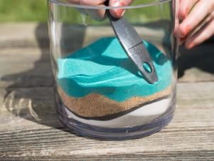 HGTV Summer Camp: Sand Art Sand Art Bottles Diy, Sand Art Diy, Diy Colored Sand, Sand Art Crafts, Sand Art Projects, Nursing Home Crafts, Sand Art Bottles, Sand Vase, Succulent Planter Diy