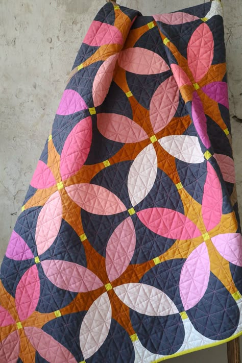 Lo & Behold Stitchery Flower Quilt Patterns, Curved Piecing, Fun Quilts, Circle Quilts, Block Quilts, Flower Quilt, Contemporary Quilts, Quilt Patchwork, Modern Quilt Patterns