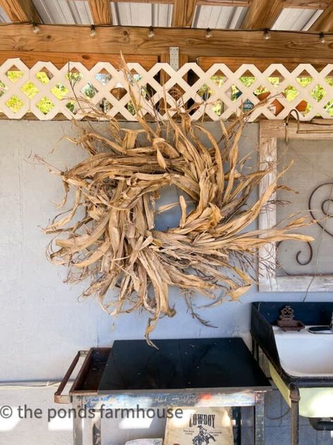 Unique Fall Wreath, Corn Husk Crafts, Corn Husk Wreath, How To Make Corn, Wreath Project, Farmhouse Decorating, Corn Husk, Leaf Crafts, Large Wreath