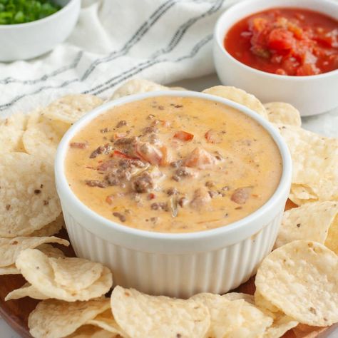 This hamburger dip recipe is so easy to make with just a few ingredients. A hot, ground beef dip that is a great appetizer for any occasion. Appetizer Using Ground Beef, Ground Beef Finger Food, Hamburger Dip With Cream Cheese, Ground Beef Appetizers Easy, Hamburger Dip Recipes, Ground Beef Dip, Hamburger Dip, Beef Appetizers, Small Slow Cooker