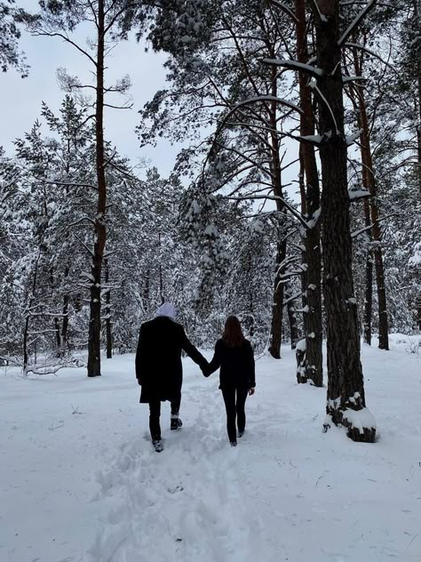 Cute Snow Couple Pictures, Snow Pictures With Boyfriend, Couple Cabin Aesthetic, Couple Walking Together Aesthetic, Winter Photoshoot Ideas For Couples, Couple Mountain Pictures, Snow Inspiration, Pieces Aesthetic, Winter Goals