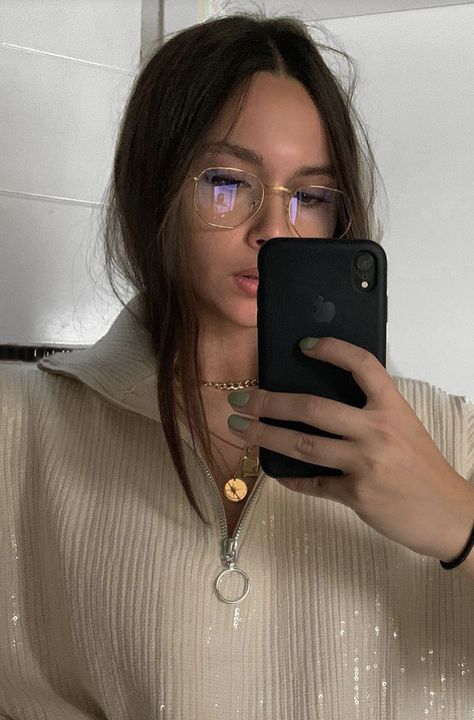 Trendy Accesories, Glasses Frames Trendy, Glasses Outfit, Glasses Inspiration, Barcelona Fashion, Gold Glasses, Fashion Eye Glasses, Blue Light Glasses, Beige Aesthetic