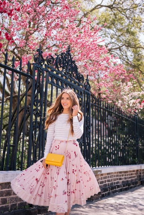 Romantic Style Personality, Spring In The City, April Flowers, Feminine Romantic, Gal Meets Glam, Feminine Outfits, Romantic Outfit, Feminine Fashion, Pleated Skirts