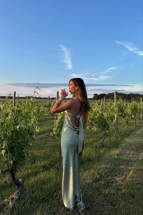 Wine Vineyard Photoshoot, Napa Vineyard Outfit, Winery Dress Outfit Summer, Napa Photo Ideas, Winery Instagram Story, Vineyard Wedding Outfit, Wine Tour Dress, Wine Vineyard Outfit Spring, Napa Valley Photoshoot