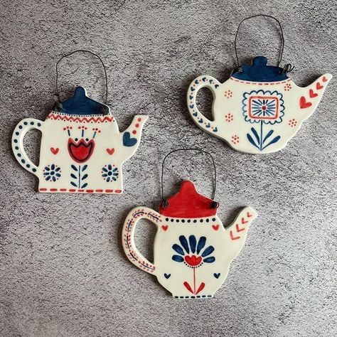 Ceramic Ornaments Diy, Clay Ornaments Diy, Ceramics Ornaments, Crafts Clay, Christmas Ceramics, Ceramic Christmas Ornaments, Clay Christmas Decorations, Heart Ceramic, Diy Air Dry Clay