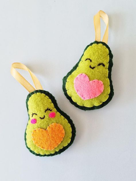 Avocado Ornament Diy, Diy Valentines Ornaments, Simple Felt Ornaments, Felt Christmas Ornaments Diy, Felt Avocado, Diy Felt Ornaments, Craft For Christmas, Family Blessings, Felt Plushie