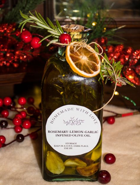 Infused Oil Gift, Diy Infused Olive Oil Recipes, Homemade Infused Olive Oil, Diy Infused Olive Oil, Garlic Gift Ideas, Olive Oil Gift Ideas, Infused Olive Oil Recipes, Herbal Gifts, Homemade Olive Oil