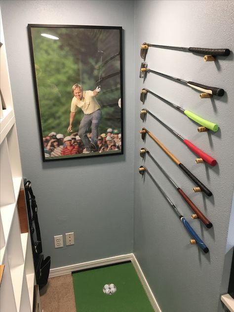 Wine corks as a display for putters. . Golf Club Display On Wall, Golf Decorating Ideas Interior Design, Golf Flag Display Ideas, Golf Mancave, Golf Flag Display, Golf Basement, Golf Club Display, Golf Bedroom, Golf Display