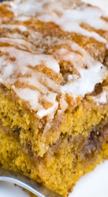 cinnamon roll pumpkin cake Gingerbread Coffee Cake, Cinnamon Roll Pumpkin, Halloween Pumpkin Cake, Gingerbread Coffee, Pumpkin Coffee Cakes, Pumpkin Cake Recipes, Cinnamon Roll Cake, Pumpkin Recipes Dessert, Cheesecake Desserts