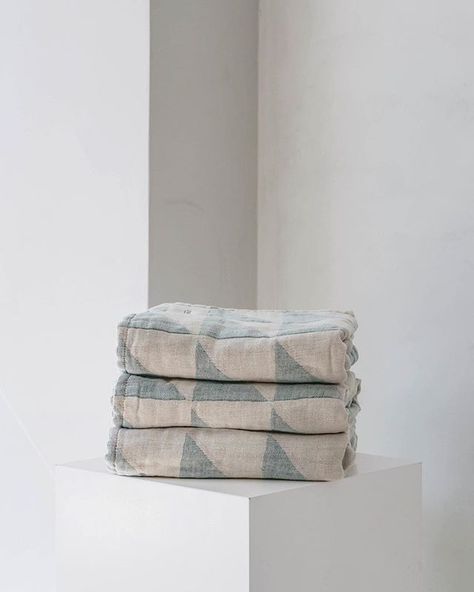 NIMU auf Instagram: „The green pines of the Amalfi coast have inspired our Ravello linen and cotton jacquard beach towel“ Luxury Beach Towels, Soft Green Color, Beach Homes, Buy Linen, The Amalfi Coast, Luxury Towels, Shop Interiors, Luxury Linen, Amalfi Coast