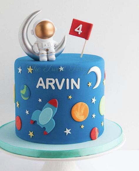 Rocket Theme Cake, Astraunaut Cake, Simple Space Theme Cake, 1st Birthday Space Cake, Earth Cake Ideas, Birthday Cake For Boys 4th, Space Theme Cake Kids, Astronaut Cake Birthday, Space Cake Ideas