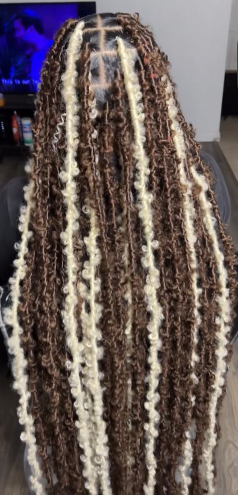 Black And Blond Butterfly Locs, Two Tone Butterfly Locs, Blonde Butterfly Locs Long, Blonde Butterfly Locks, Brown And Blonde Butterfly Locs, Faux Locs With Highlights, Butterfly Locs Color Ideas, Light Brown Butterfly Locs, Tranças Faux Locs