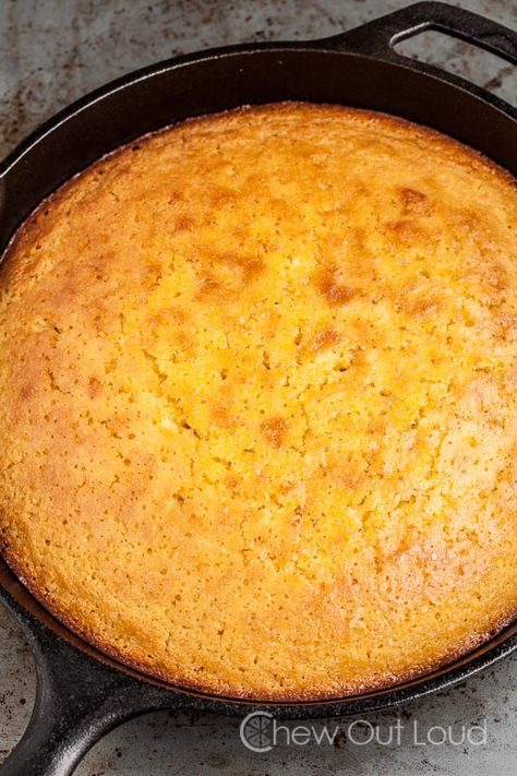 Sweet Honey Cornbread Moist Cornbread Muffins, Easy Skillet Cornbread, Skillet Cornbread Recipe, Sweet Cornbread Muffins, Baked Bbq Ribs, Cornbread Cake, Cornbread Recipe Sweet, Moist Cornbread, Honey Cornbread