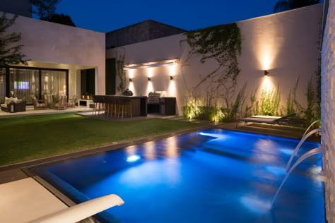 Aquí puedes encontrar fotos con ideas de diseño de interiores. ¡Inspírate! https://www.homify.com.mx/proyectos/194067/muestras-de-trabajo Moderne Pools, House Facades, Casa Country, Luxury Pools, Modern Pools, Dream Pools, Backyard Pool Designs, Swimming Pools Backyard, Swimming Pool Designs