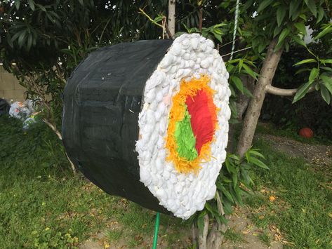 Sushi roll piñata Creative Pinata Ideas, Sushi Pinata, Sushi Bday Party, Homemade Pinata, One Piece Birthdays, Japanese Party, Sushi Party, Mini Pinatas, Piñata Ideas