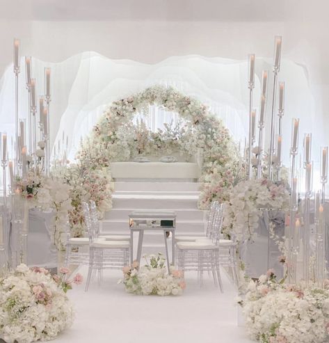 White Pelamin Wedding, Wedding Concept Ideas Indoor, Pelamin Minimalist Dewan, Pelamin Nikah Simple, Pelamin Nikah Mewah, Akad Nikah Decoration, Akad Decoration, Simple Wedding Decorations Indoor, Pelamin Rumah