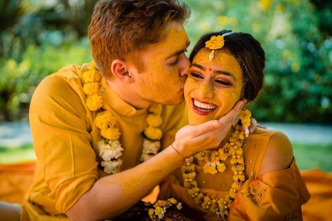 Wedding Haldi Poses, Bengali Haldi Look, Haldi Ceremony Poses, Haldi Couple Poses, Haldi Ceremony Decorations At Home, Haldi Bride Poses, Haldi Pictures, Haldi Groom, Haldi Pics