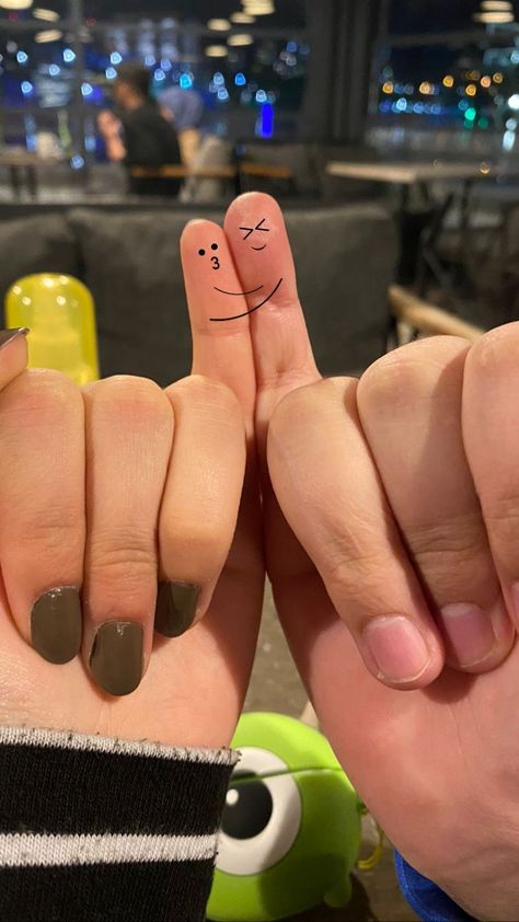 Cute Couple Finger Drawing, 2 Fingers Up Pose, Finger Couple Photo, Finger Drawing Couple, Couple Finger Pose, Pinky Finger Couple Trend, Draw Fingers, Cute Couple Stories, Finger Emoji