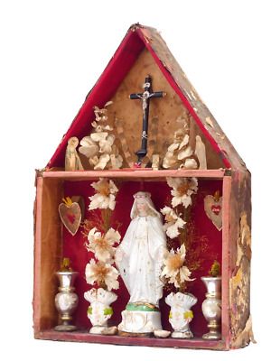 Gorgeous antique religious diorama box. We're easy to deal with. You are very important! Our fine inventory is very important. And your ranking of our performance is also very important! Shrines And Altars Ideas, Shrine Art, Cardboard Art Sculpture, Shrines Box, Box Assemblage, Shrines Art, Pocket Rosary, House Pattern, 3d Collage