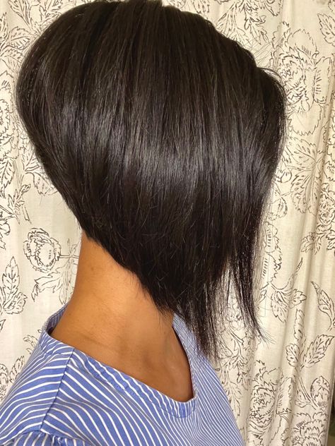 Reverse Bob, Modern Bob Haircut, Short Stacked Bob Haircuts, Angled Bob Hairstyles, Funky Short Hair, Short Hair Images, Stacked Bob Haircut, Bob Hairstyles For Thick, Choppy Bob Hairstyles