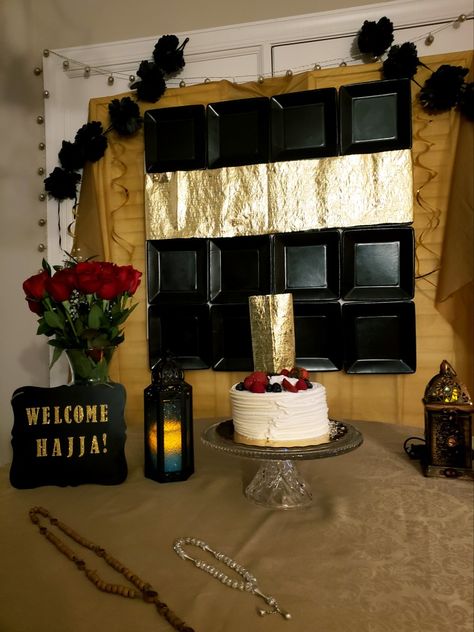 Hajj Party - welcome back, hajj mubarak! Hajj Party Ideas, Hajj Mubarak Decoration Ideas, Hajj Decorations, Hajj Mubarak Decoration, Hajj Party, Welcome Ideas, Hajj Mubarak, Photo Booth Background, Balloon Arrangements