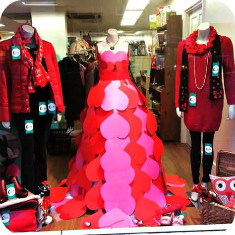 Top 10 Charity Shop Valentine’s Window Displays 2018 – charityshopvm Valentine Mannequin Display, Valentines Shop Window Display, Charity Shop Display Ideas, Valentine Clothes, Boutique Window Displays, Valentines Window Display, Cold Bath, Gift Shop Displays, Cute Valentines Day Outfits