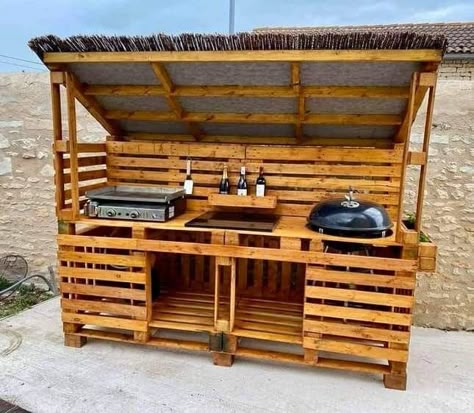 Pallet Wood Projects, Outdoor Pallet Projects, Pallet Furniture Plans, Outdoor Grill Station, Diy Wood Pallet Projects, Christmas Patio, Pallet Kitchen, Diy Bbq, Outdoor Kitchen Plans