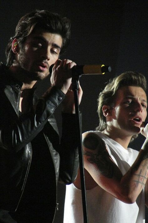 One Direction on stage in St. Louis (27/08/2014) #WWAT Zayn And Louis, Zayn 2024, One Direction 2014, Zayn Malik Style, Where We Are Tour, One Direction Louis, Zayn Malik Pics, Gay Dads, Louis (one Direction)