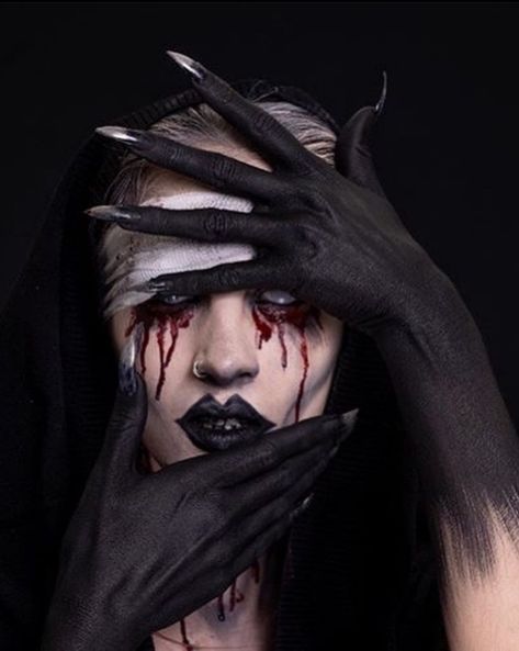 Evil Makeup Looks, Evil Makeup, Demon Makeup, Voodoo Queen, Scary Vampire, Halloweenský Makeup, Horror Photography, Vampire Makeup, Creepy Halloween Makeup