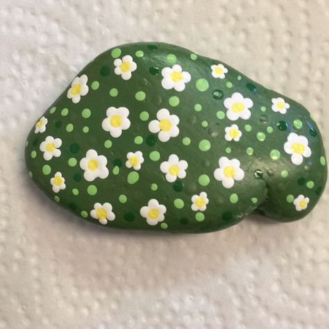 Simple fun flowers painted rock Painting On Rocks Ideas Simple, Painted Rocks Flowers Simple, Cute Simple Rock Painting Ideas, Pebble Painting Simple, Rock Painting Ideas Dots, Rock Painting Ideas Flowers Simple, Painted Rocks Aesthetic, Stone Painting Easy Simple, Rock Painting Ideas Flowers